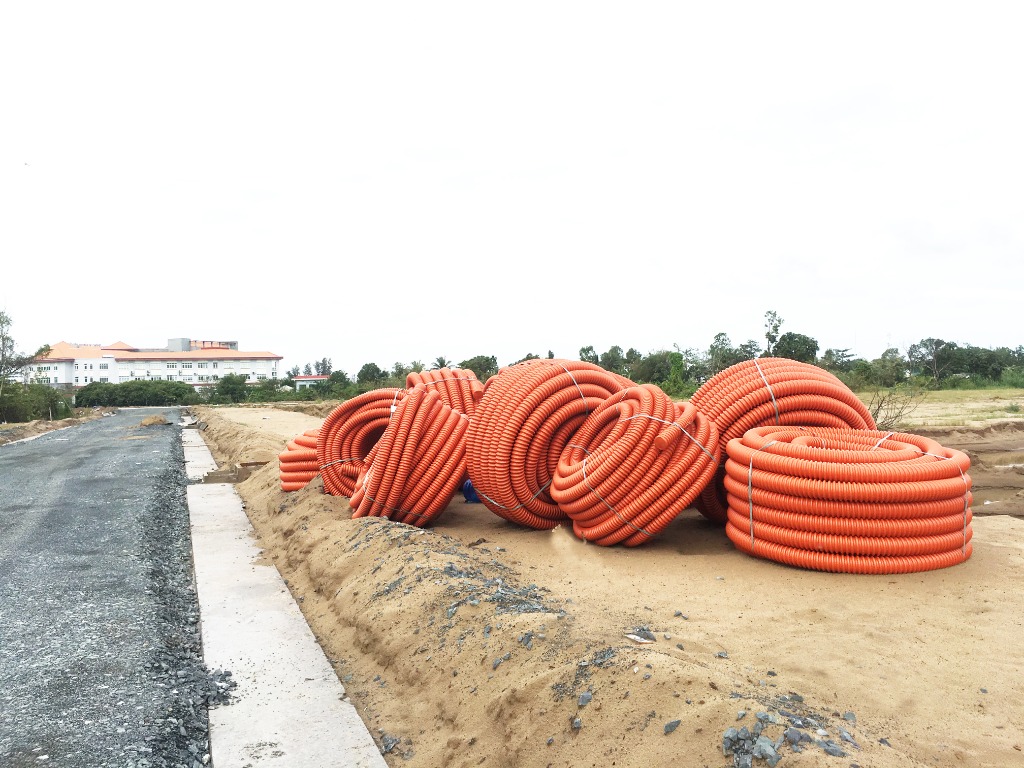 Tập kết cuộn ống xoắn HDPE luồn cáp điện và viễn thông ngầm