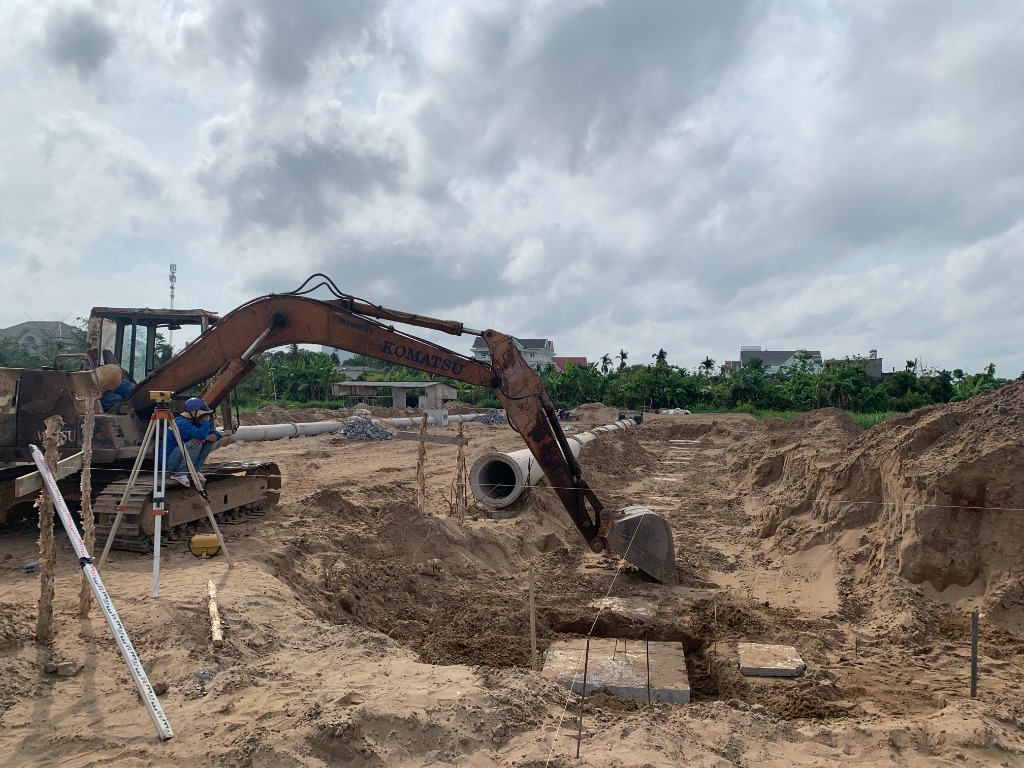 Máy xúc đào mương và đặt tuyến ống cống bê tông ly tâm