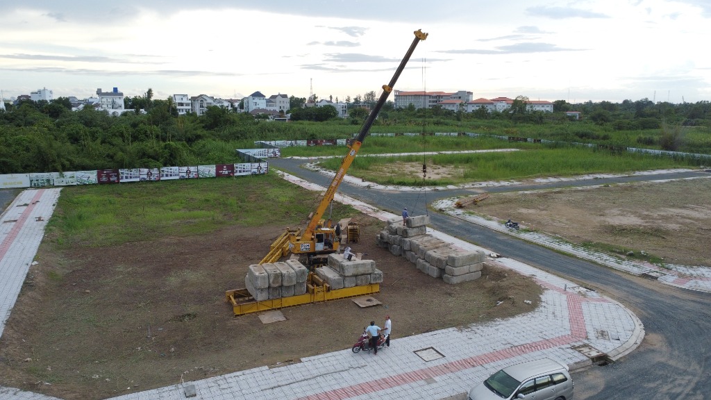 Toàn cảnh dàn cẩu vươn cần thử tải tĩnh cọc móng công trình